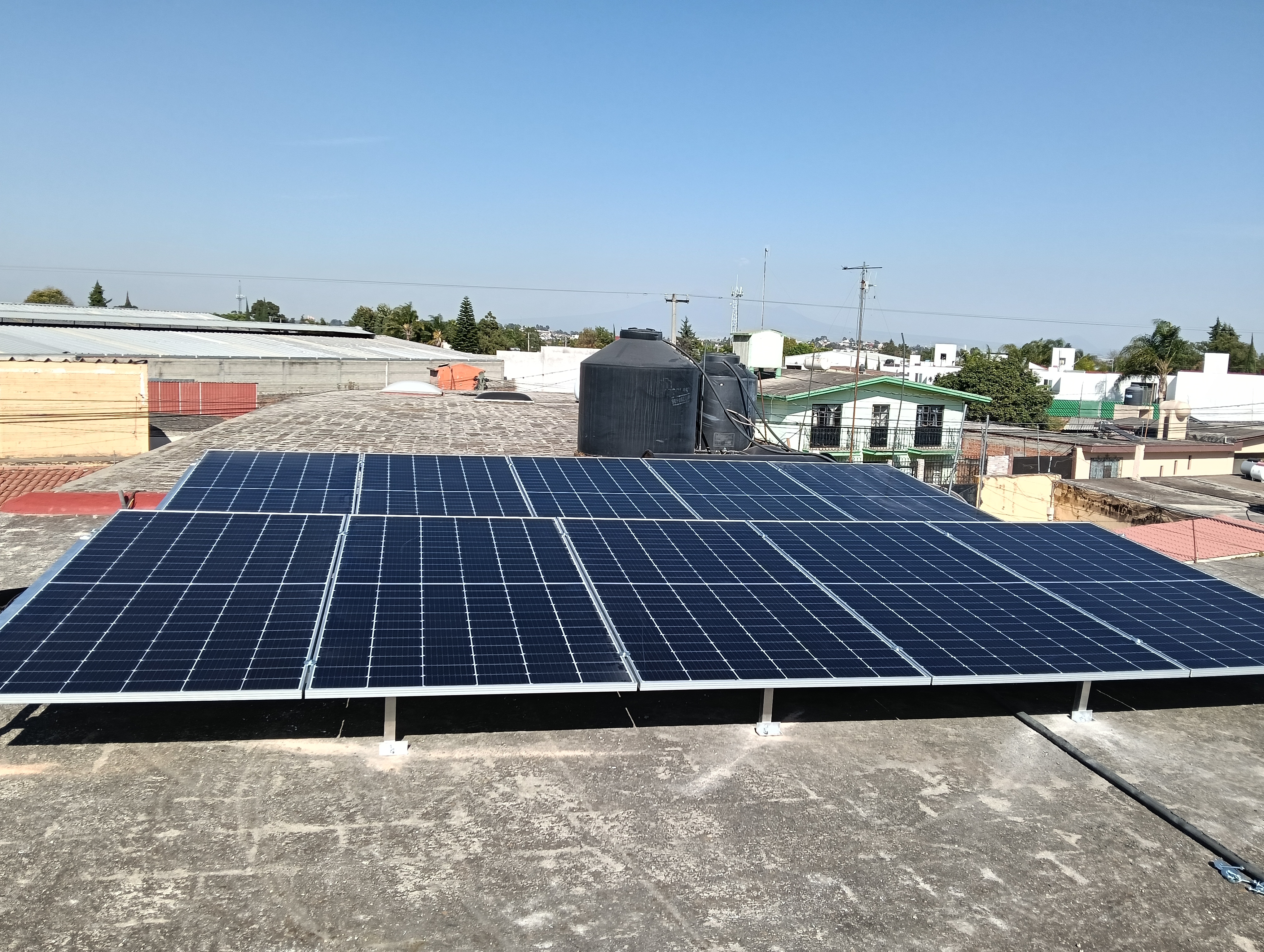 Sistema solar de 10 paneles instalado por Alta Energía Eléctrica