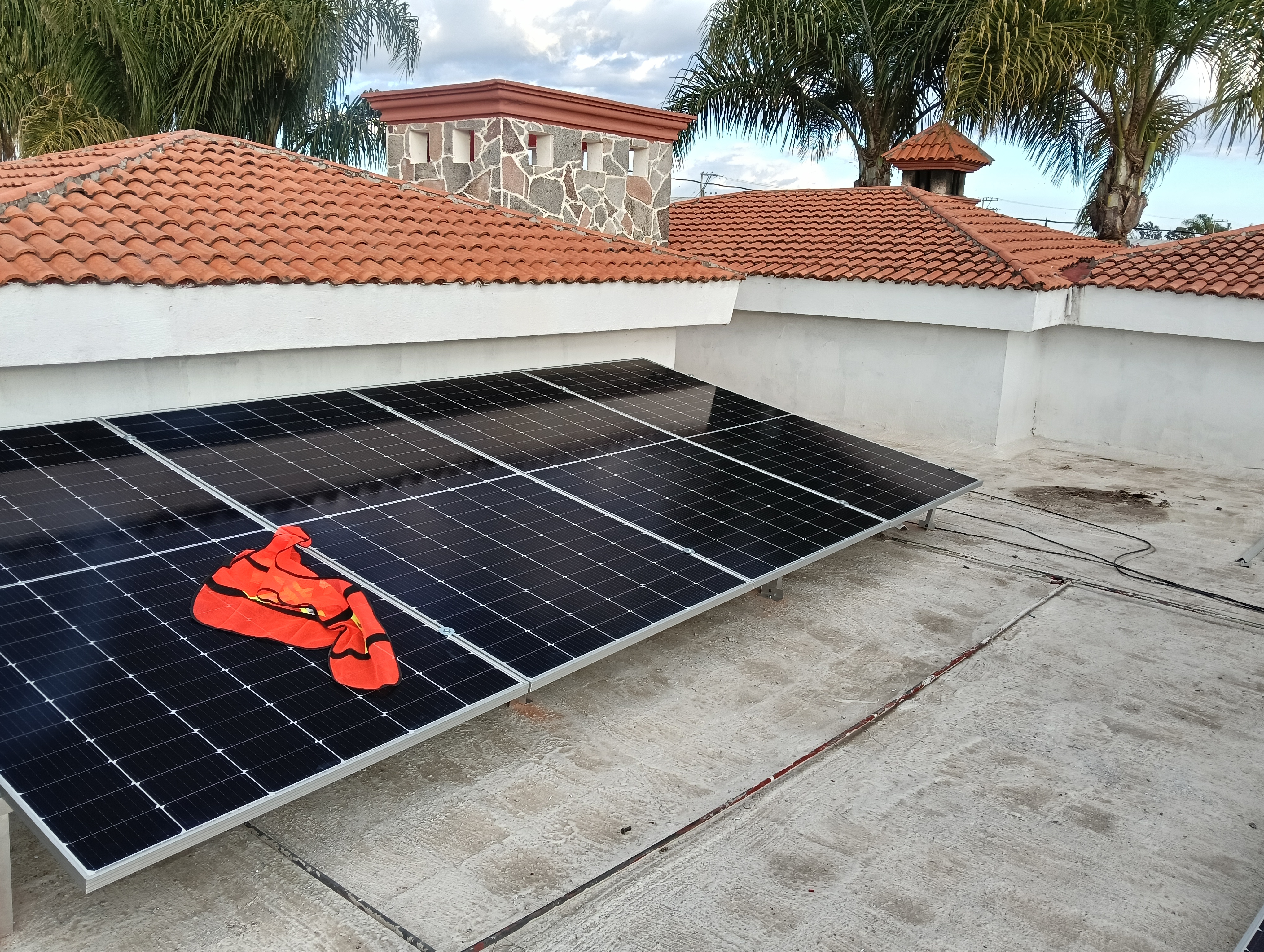 Sistema solar de 4 paneles instalado por Alta Energía Eléctrica