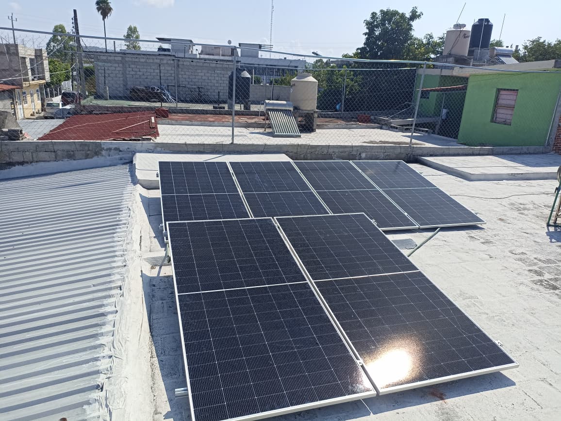 Sistema solar de 6 paneles instalado por Alta Energía Eléctrica