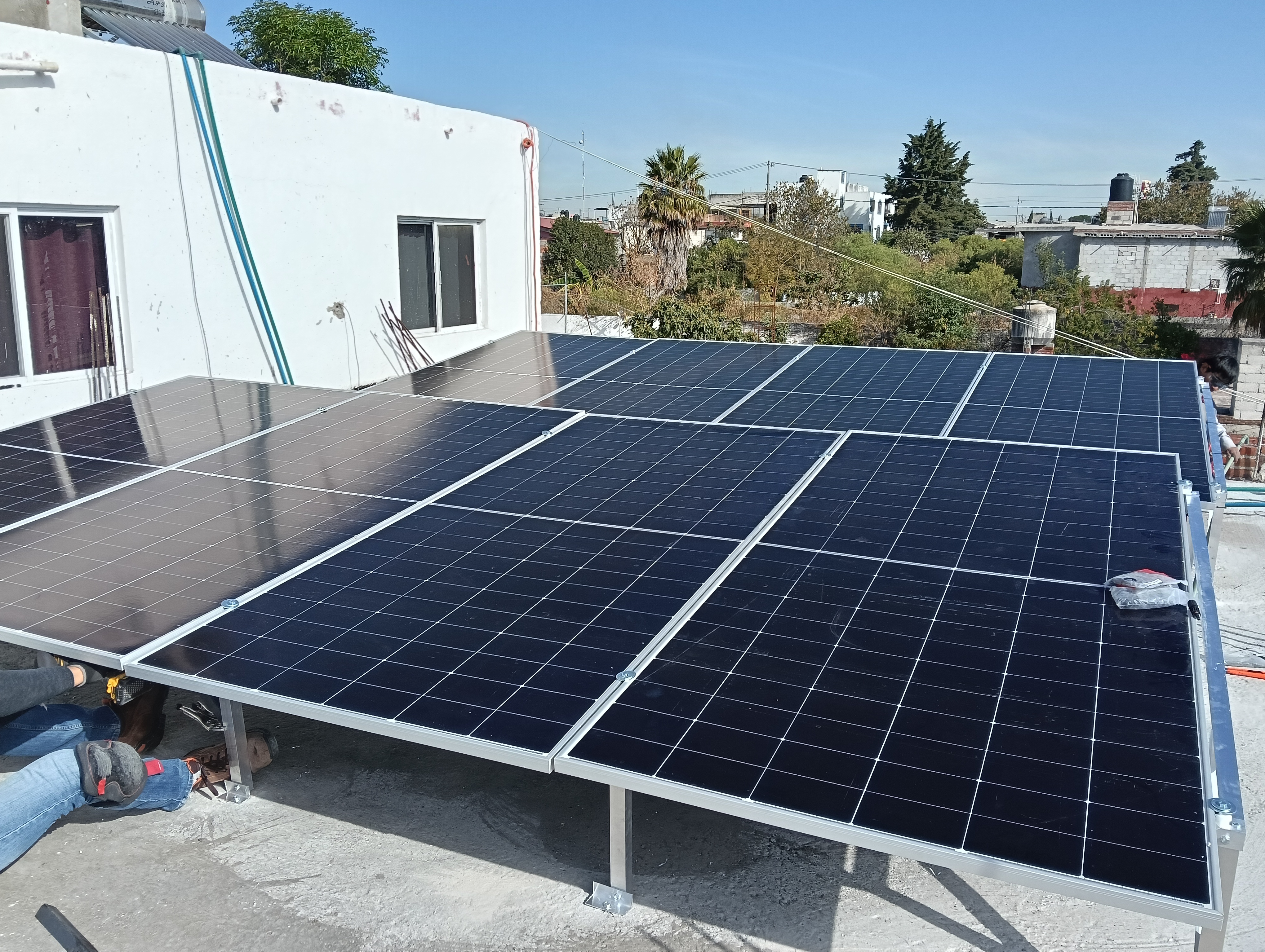 Sistema solar de 8 paneles instalado por Alta Energía Eléctrica