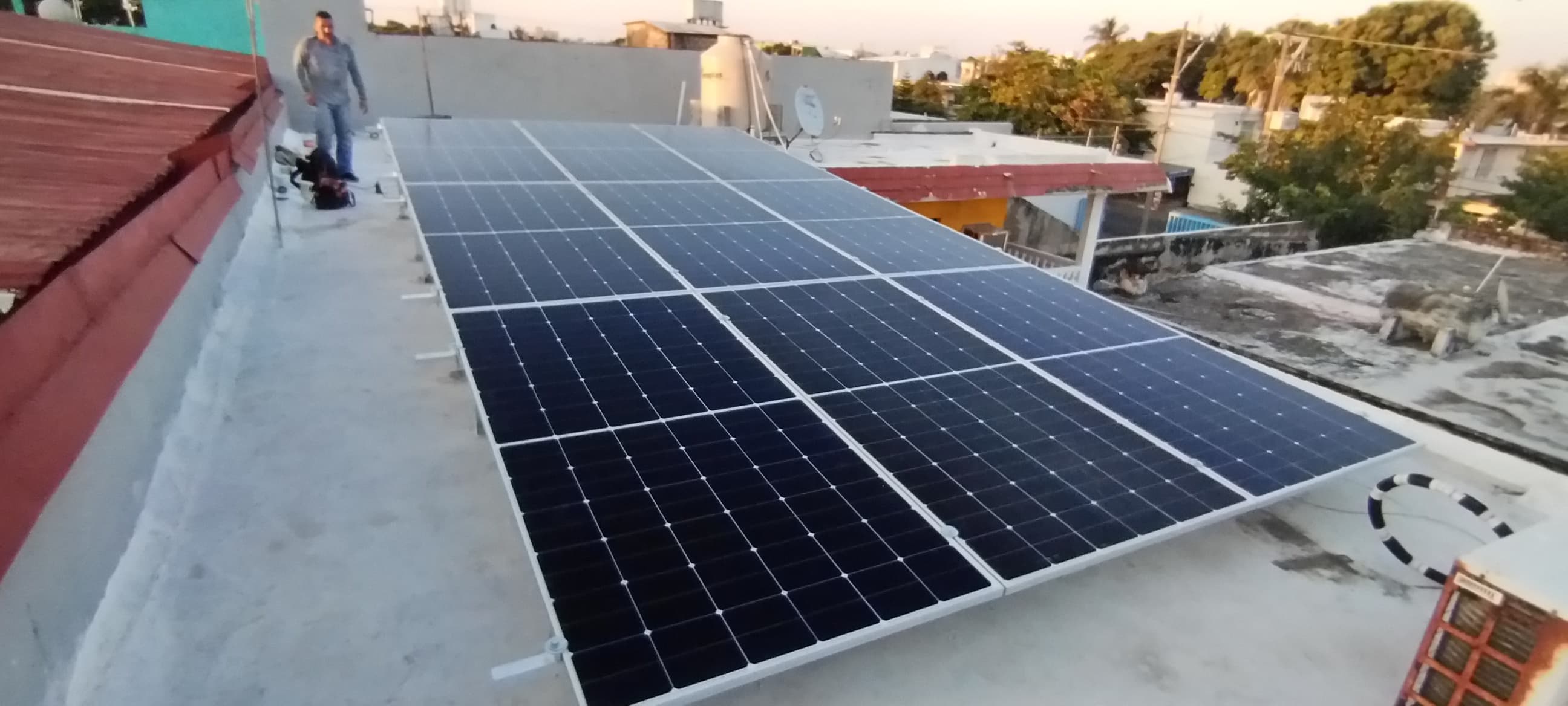 Proyecto solar residencial con paneles solares instalado por Alta Energía Eléctrica