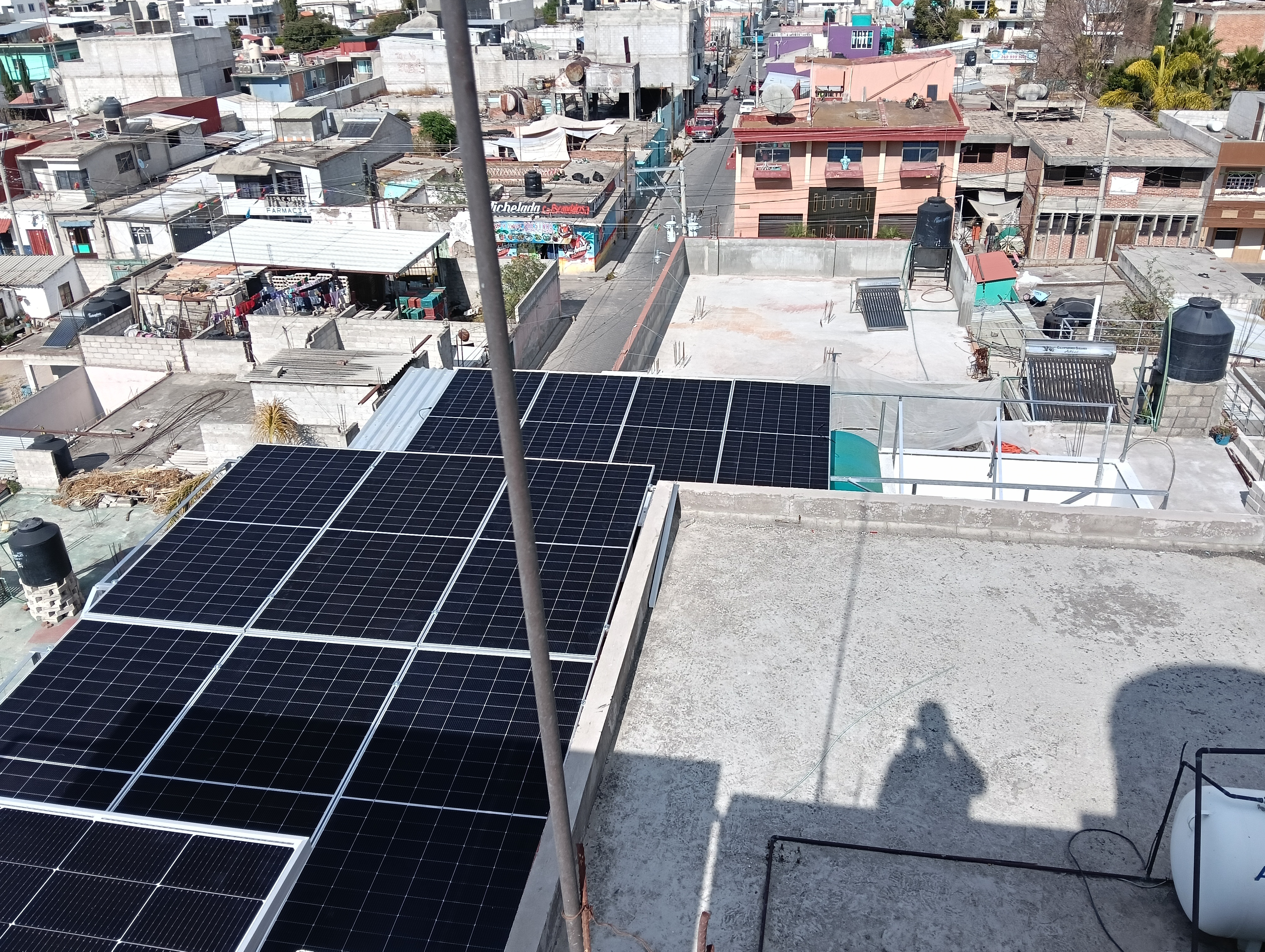 Instalación comercial de paneles solares por Alta Energía Eléctrica